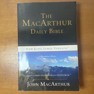 NKJV, The MacArthur Daily Bible, Paperback: Read Through the Bible in One Year